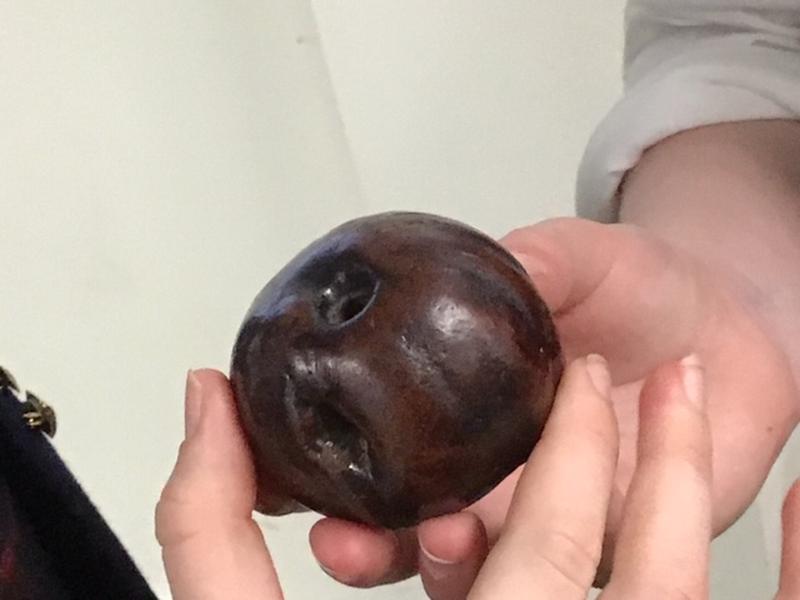 The Pompeian apple up close